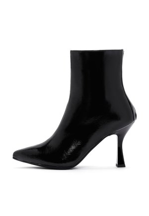 Botte de cheville en cuir verni noir avec un bout pointu, un talon slim et une surface lisse et brillante ; tige haute avec une fermeture éclair à l'arrière.