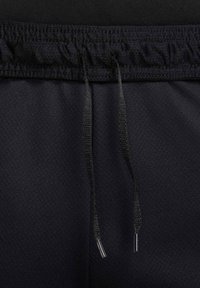 Pantaloni shorts sportivi neri con tessuto testurizzato, vita elastica e cordino. I dettagli includono un cordino nero con estremità in metallo.