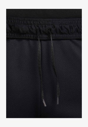 Zwarte sportshorts van textuurstof, met een elastische tailleband en een trekkoord. Details omvatten een zwart trekkoord met metalen aglets.