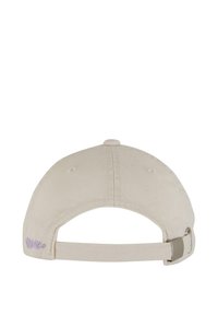 Beige színű baseball sapka ívelt szélekkel, pamutból készült. Hátsó állítható pánt fém hardverrel. Diszkrét lila logóval az oldalon.