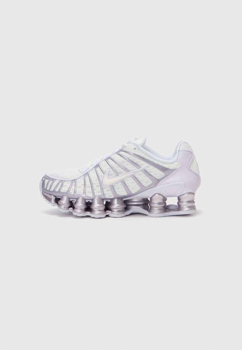 Chaussure de sport blanche et violette avec un dessus en mesh, un design de vague distinctif et de grandes poches de rembourrage arrondies dans la semelle.