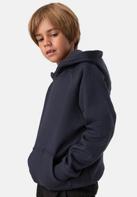 Felpa blu navy realizzata in tessuto morbido, con tasca a marsupio, polsini a costine e vestibilità morbida, indossata da un bambino con i capelli corti.