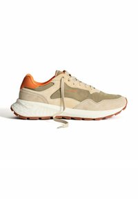 Zapatilla de running de ante y malla beige con acentos naranjas, cordones finos, una entresuela blanca texturizada y suela de goma. Presenta la marca 'HOFF'.