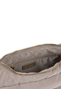 Graue Nylon-Handtasche mit goldfarbenem Reißverschluss, verfügt über ein Hauptfach und eine kleinere Reißverschlusstasche; glatte Textur, minimales Design.