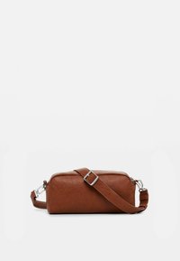 Borsa a tracolla in pelle marrone con forma rettangolare, tracolla regolabile e dettagli in hardware argentato. Texture liscia con una leggera grana.