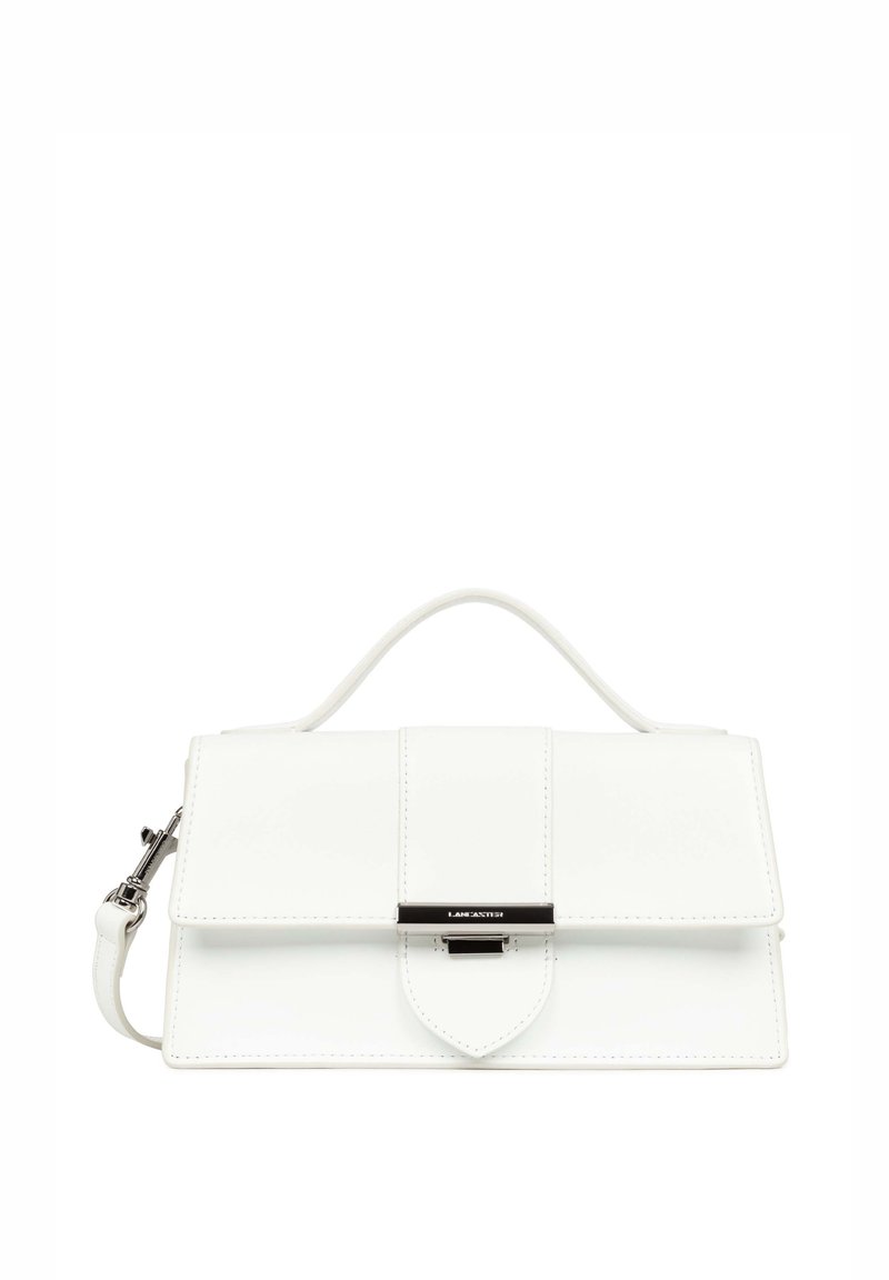 Weißes Lederhandtasche mit Klappenverschluss, ausgestattet mit einem silberfarbenen Hardwareverschluss und einem abnehmbaren Schultergurt. Strukturierte Gestaltung mit Stichdetails.