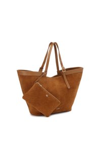 Smeđa suede torba s dvije kožne ručke i odgovarajućom torbicom na munju. Ravni dizajn, mekana tekstura, minimalistički detalji hardvera.