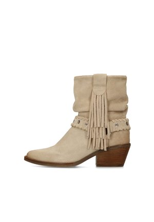 Beiger Veloursleder-Stiefelette mit gestapeltem Holzabsatz, schlaffem Schaft, dekorativem Fransenbesatz und geflochtenem Riemen mit Metallösen.