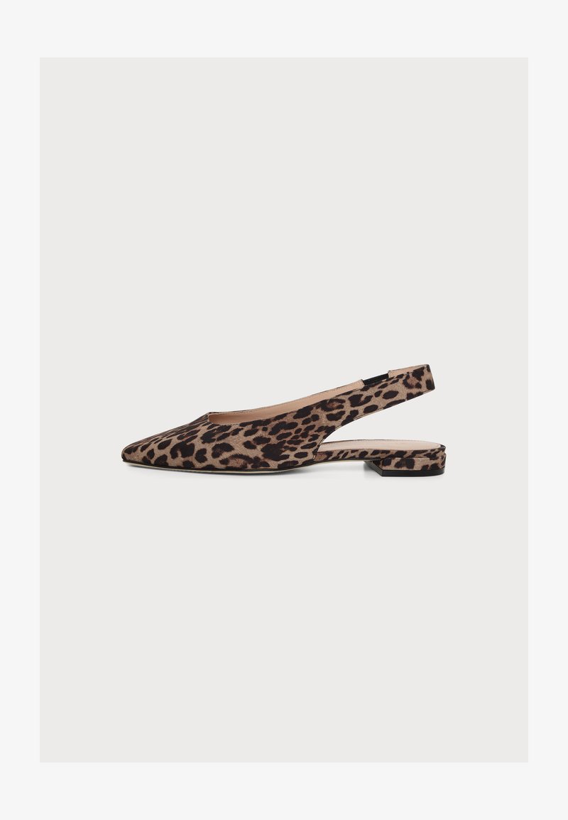 Ravna slingback cipela s leopard uzorkom, špicastim vrhom i niskom blok petom na bijeloj pozadini.
