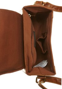 Ruskeasta nahasta valmistettu olkalaukku, jossa on teksturoidu pinta, kangasvuori, vetoketjullinen tasku ja useita osastoja järjestelyn helpottamiseksi.