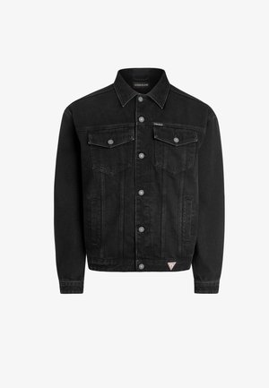 Črna denim jakna s klasičnim dizajnom, ki ima gumb za zapiranje spredaj, dva žepa na prsih in majhen logotip na robu.