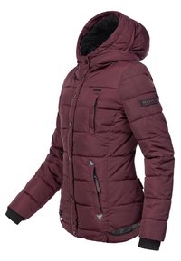 Chaqueta aislante burdeos con capucha, que cuenta con bolsillos con cremallera y puños acanalados. Tejido texturizado con patrón de acolchado vertical.