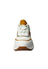 Weiße Leder-Sneaker mit braunen Akzenten, strukturiertem Obermaterial, runder Zehenform, flachen Schnürsenkeln und gepolstertem Kragen. Verfügt über eine dicke Gummisohle.