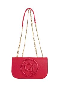 Borsa a mano in pelle rossa con design circolare in rilievo, tracolla in catena dorata e forma rettangolare piatta. Texture liscia con una finitura strutturata.