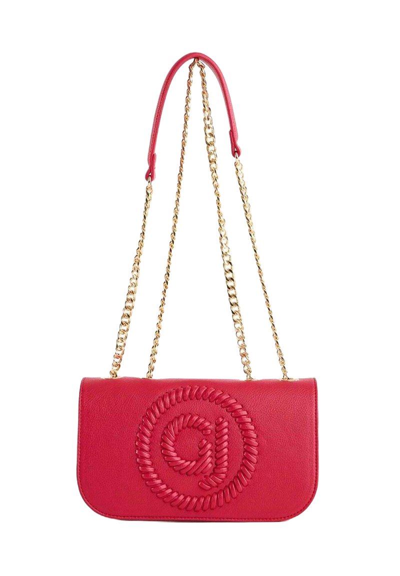 Borsa a mano in pelle rossa con design circolare in rilievo, tracolla in catena dorata e forma rettangolare piatta. Texture liscia con una finitura strutturata.