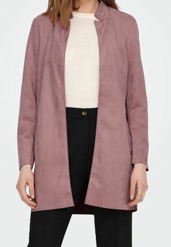 Chaqueta larga de ante sintético rosa claro con cuello de pie, delantero abierto y mangas largas. Llevada sobre una camiseta blanca y pantalones negros.