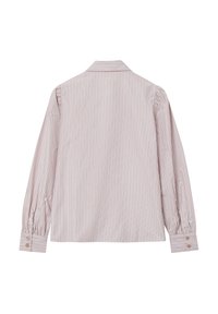 Camicetta a maniche lunghe in rosa chiaro e righe bianche, con colletto classico, polsini con bottoni e dettagli di cuciture arricciate sulle spalle.
