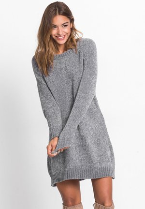 Robe pull en maille grise avec des manches longues, des bords côtelés et un ourlet, présentant une texture douce et une coupe décontractée, longueur genoux.