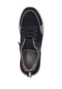 Námořnické semišové tenisky s šedými akcenty, kulatou špičkou, kontrastními šňůrkami a strukturovaným pleteným límcem. Obsahují poutko a polstrovanou podešev.