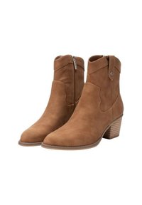 Stivaletti in suede marrone con cerniera laterale, punta affusolata e tacco impilato. Presentano cuciture decorative e un piccolo accento metallico.
