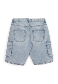 Shorts in denim azzurro leggero con taglio dritto, due tasche posteriori e tasche cargo laterali. Presentano cuciture e un elastico in vita.