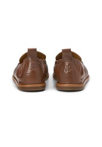 Bruine leren instapschoenen met een gemêleerd bovenwerk, voorzien van een achtertab en een verdiept logo. Plat hiel met een subtiele tan accent.