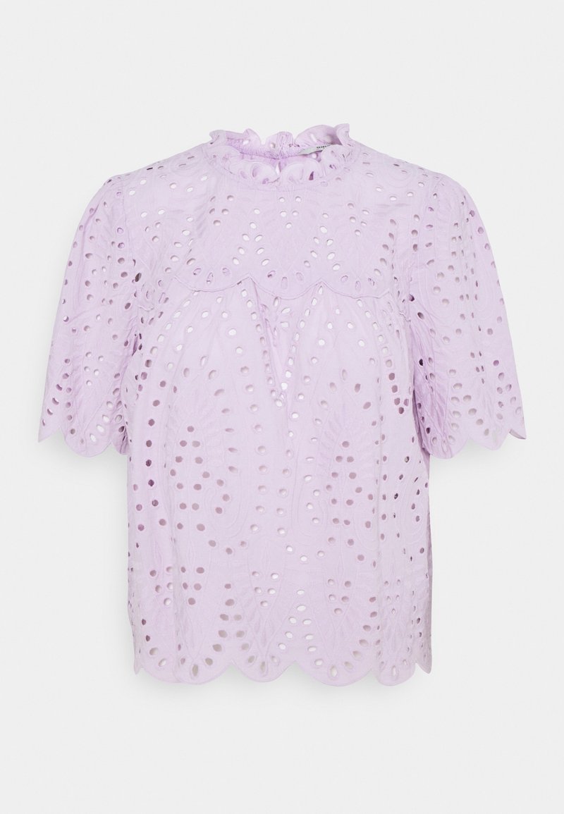 Fialová blůza s vyšívanými výřezy, vlnitými okraji a krátkými nabíranými rukávy. Obsahuje složité vzory listů po celém povrchu.