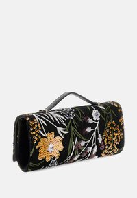 Gevorderde clutch tas met geborduurde bloemenpatronen in oranje, wit en groen op een zwarte stof, met een handvat bovenop en paillettenaccenten.