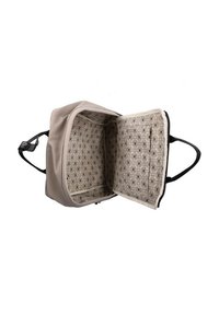 Beige rugzak gemaakt van glad materiaal, met zwarte banden, een open interieur met beige stof en ronde patronen, en een ritssluiting.