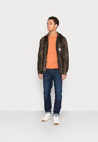 Wrangler TEXAS  - Calças de ganga de perna direita - dark silk