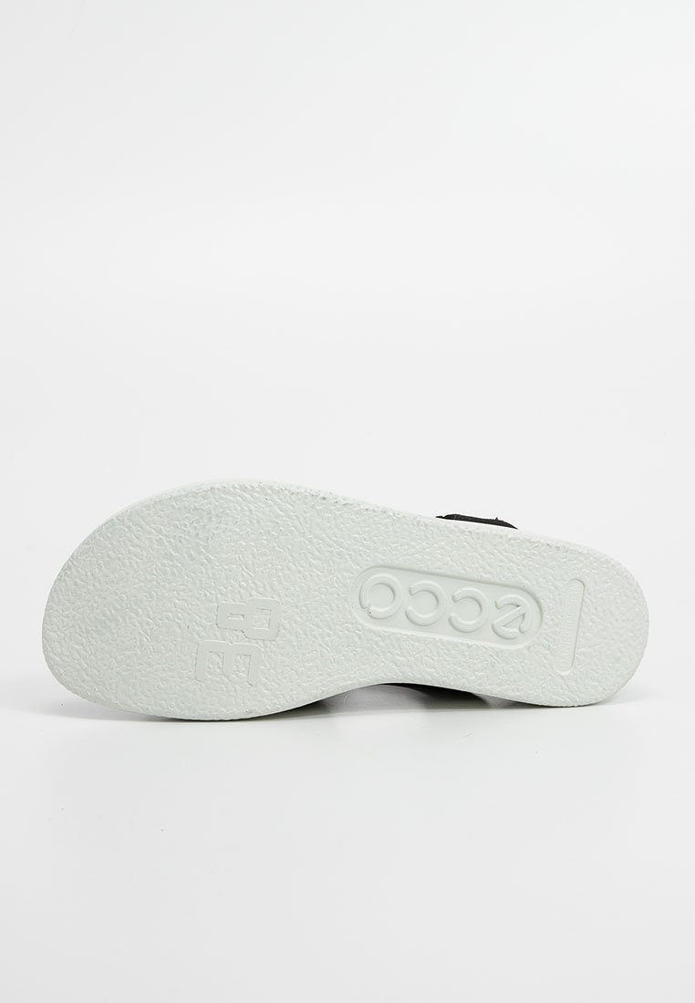 Zwarte schoen met een gestructureerde rubberen buitenzool en een opvallend reliëf merklogo. Heeft een gladde bovenkant en een contoured vorm voor comfort.
