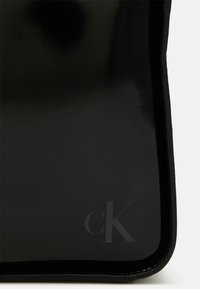 Calvin Klein Jeans BLOCK SQUARE SHOULDERBAG - Handtas - black