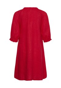 Robe rouge longueur genou avec encolure froncée et manches ballon trois-quarts dotées de poignets volantés, vue de dos sur fond blanc.