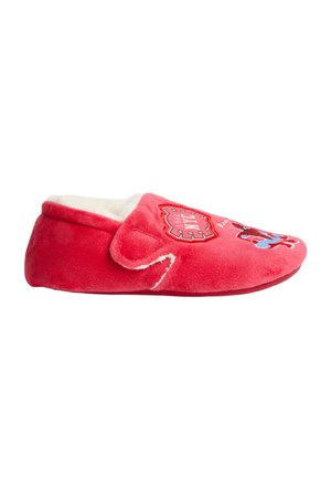 Zapatilla roja de felpa con una textura suave, punta redondeada y forro de piel sintética blanca. Presenta parches bordados coloridos y un diseño fácil de poner.