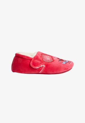 Chausson en velours rouge avec une texture douce, bout arrondi et doublure en fausse fourrure blanche. Il présente des patches brodés colorés et un design à enfiler.
