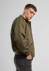 Brandit LORD CANTERBURY - Bombertakki - olive