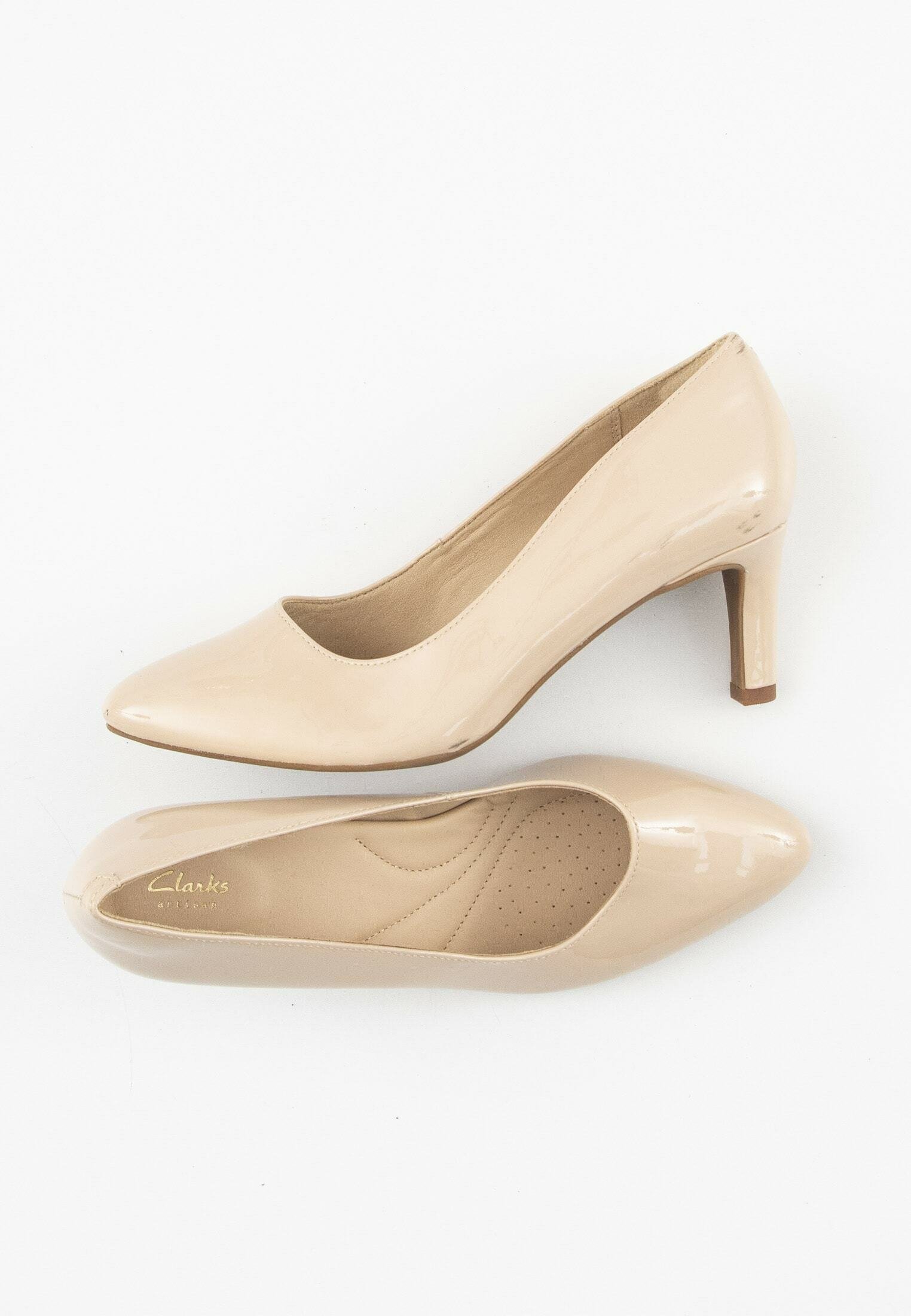 clarks pumps beige