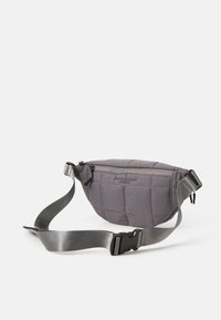 Marsupio grigio imbottito con superficie testurizzata, strap regolabile grigio e scomparto con zip; forma ovale con lati piatti.
