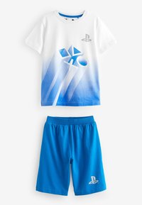 T-shirt blanc à manches courtes avec un dégradé bleu et le logo PlayStation, associé à un short bleu avec un waistband élastique et un détail de logo.