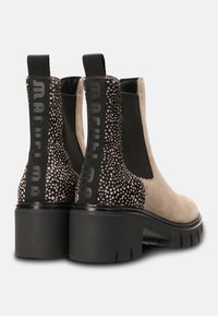 Vaa'at beiz suéd ankle boots hij mblack elastich sides, qattend mblack accents, oh chunky black heels hae ql branded pull tab aat thuy back.