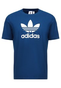Modrá bavlněná tričko s bílým logem Adidas a designem trojlístku na přední straně, krátké rukávy a standardní kulatý výstřih.