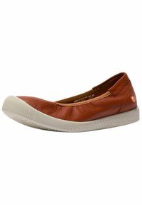 Zapato de mujer tipo slip-on en cuero marrón con punta redondeada, parte superior texturizada y suela de goma blanca con pequeñas perforaciones.