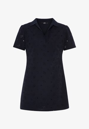 Navy modré polo šaty s krátkým rukávem, které mají texturovaný květinový vzor, límeček a mírně rozšířený lem.