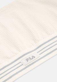 Vit ribbad tygband med en grå randig accent. Har en sydd logotags för hållbarhet. Mjuk textur och stretchig design.