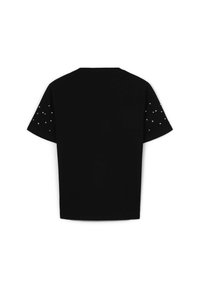 T-shirt nera con maniche corte e borchie argentate sulle spalle. Design semplice e squadrato con scollatura rotonda. Tessuto liscio.