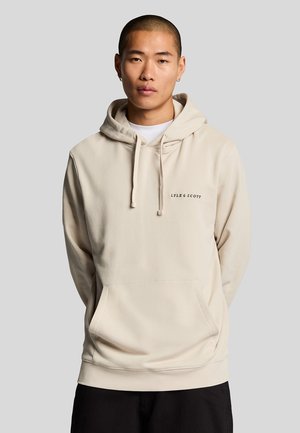 Hoodie beige avec une grande poche kangourou, capuche ajustable à cordon, et logo Lyle & Scott en lettres foncées sur la poitrine.