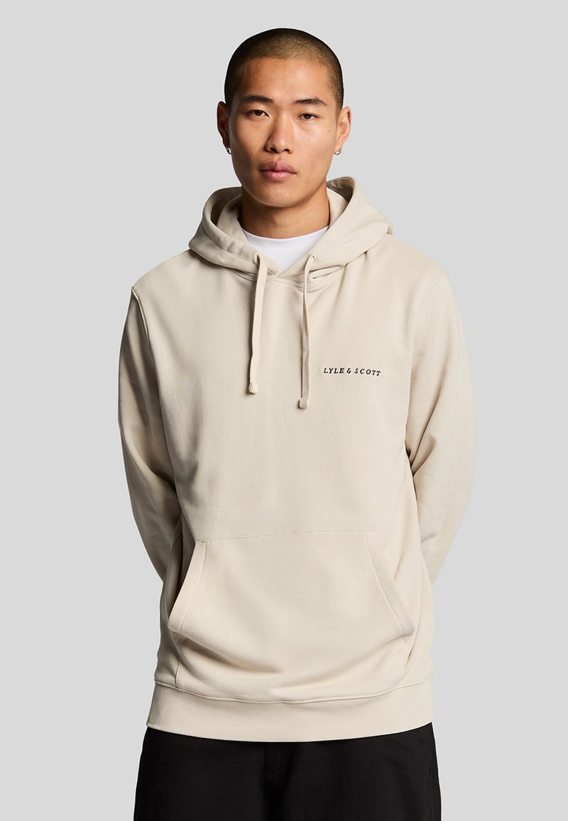 Hoodie beige avec une grande poche kangourou, capuche ajustable à cordon, et logo Lyle & Scott en lettres foncées sur la poitrine.