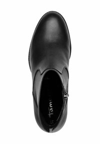 Botín de cuero negro hasta el tobillo con textura suave, punta redondeada y cremallera lateral. Diseño minimalista con tacón plano y detalle de costura sutil.