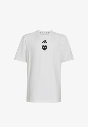 Bijela majica kratkih rukava s okruglim izrezom, s crnim Adidas logom i crnim emblemom u obliku srca s očima na prsima.