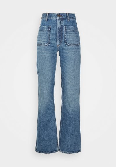 Jeans de mezclilla azules de cintura alta con pernera acampanada, dos bolsillos frontales y dos traseros; tejido texturizado con un lavado descolorido.
